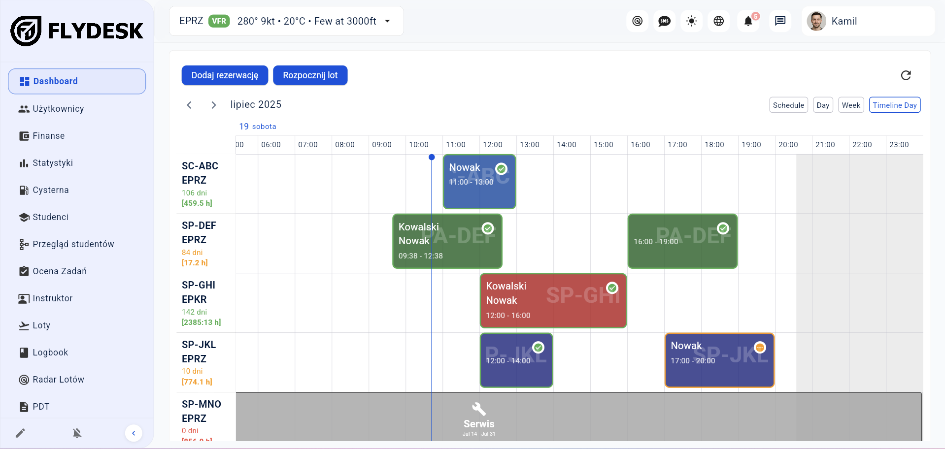 Dashboard Flydesk z kalendarzem rezerwacji samolotów